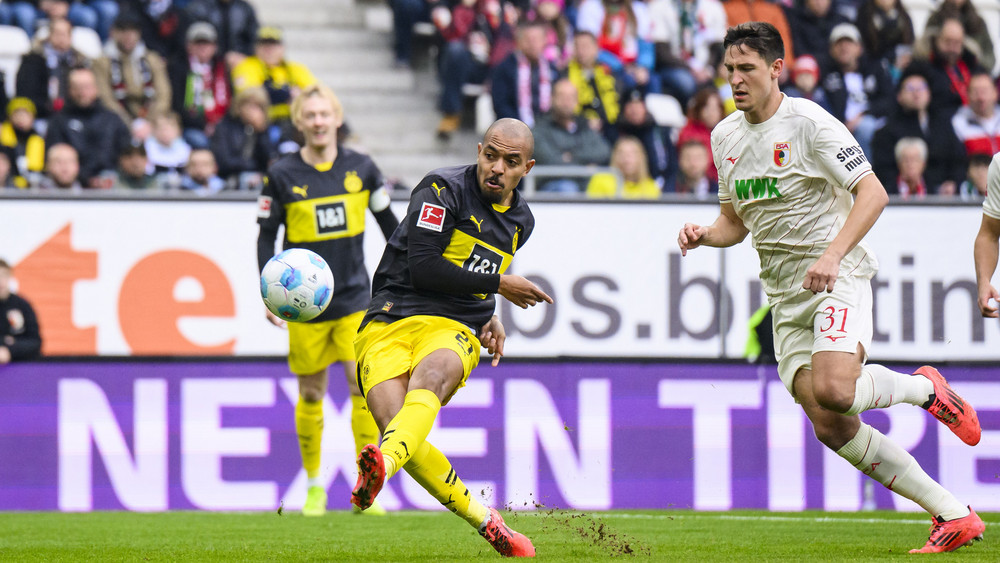 Trotz des Führungstreffers durch Donyell Malen (l.) verliert der BVB in der Bundesliga beim FC Augsburgs.