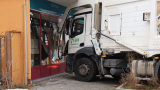Lampertheim: Müllwagen kracht bei Unfall in Bestattungshaus