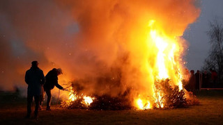 Hutzelfeuer vertreiben den Winter - Tradition am ersten Sonntag der Fastenzeit