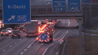Schwertransporter rammt Brücke: Verkehrschaos um Köln