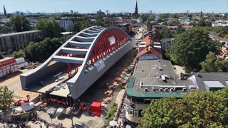 Hamburg: Brückenkoloss meistert ersten Verschub auf 1.088 Rädern