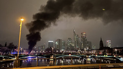 Feuersäule am Mainufer: Reisebus in Frankfurt ausgebrannt