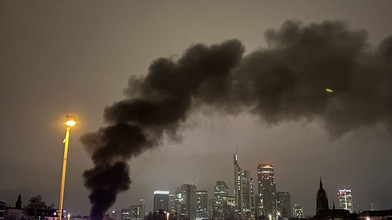 Feuersäule am Mainufer: Reisebus in Frankfurt ausgebrannt