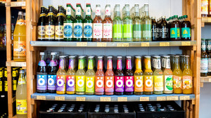 So macht ihr mit: Kindern helfen mit Limonaden-Flaschen