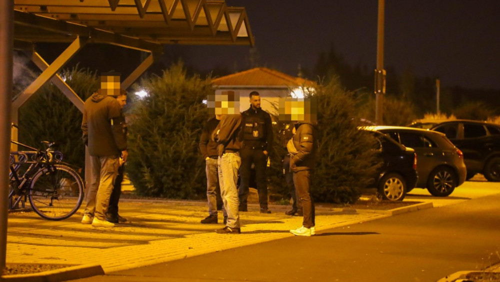 Am Bahnhof in Neuhof sind vier Jugendliche ausgeraubt worden, berichtet die Polizei. 