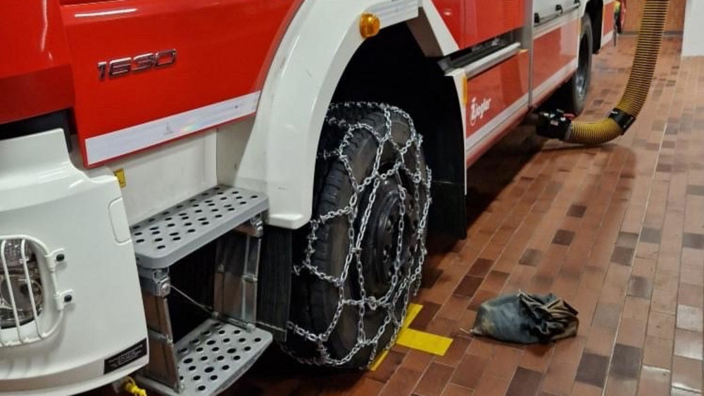 Die Feuerwehr Breuberg-Sandbach hat vorsorglich schon Schneeketten auf die Reifen der Einsatzfahrzeuge gezogen.
