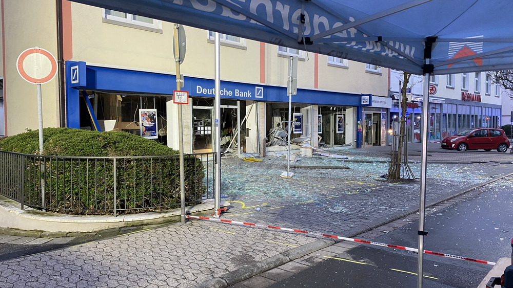 Immer wieder werden in Hessen Geldautomaten gesprengt, wie hier im März in Kronberg.