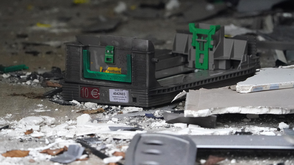 Eine Geldkassette liegt nach einer Automatensprengung in den Trümmern einer Bankfiliale.