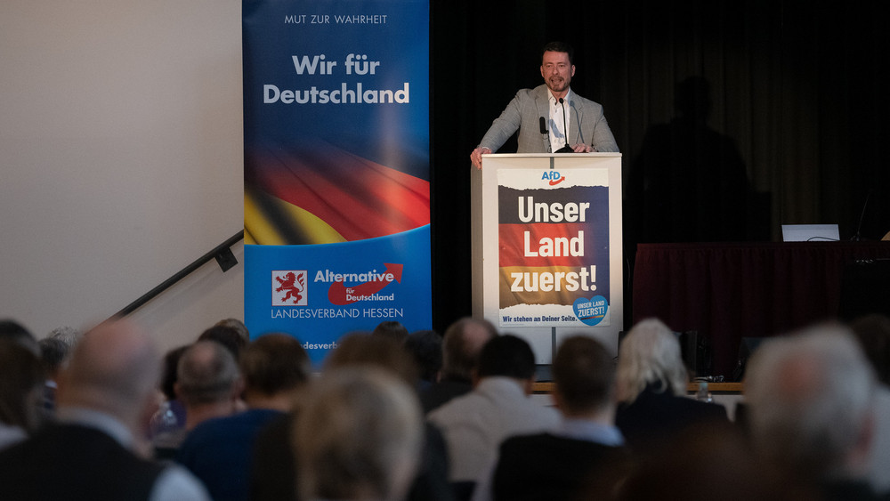 AfD-Landessprecher Andreas Lichert spricht beim Landesparteitag in Melsungen.