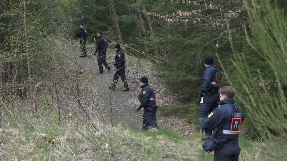 Polizei durchsucht Wald im Bereich Weitefeld