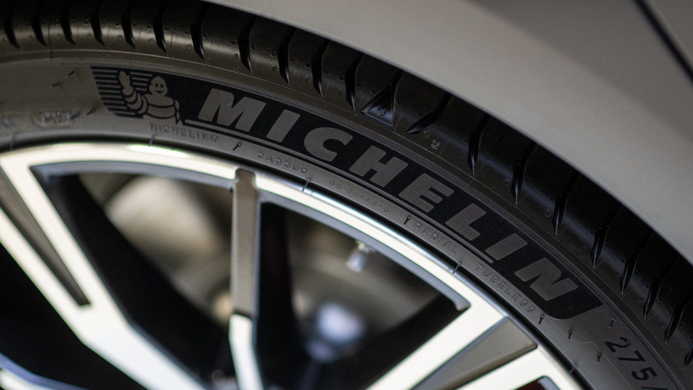 Der französische Reifenhersteller Michelin reagiert mit einem weitreichenden Stellenabbau auf steigende Produktionskosten und Konkurrenz aus Billiglohn-Ländern.