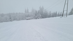 Schnell noch die Piste runter: Lift auf Hoherodskopf läuft
