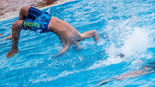 Blutiger Streit in Freibad in Mannheim: Messerstich und Verletzte