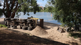 Vor Beachparty in Ladenburg: Lastwagen beim Sandabladen umgekippt