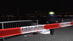 Unfall in Köln: Auto bricht durch Geländer an Rheinufer und landet im Fluss