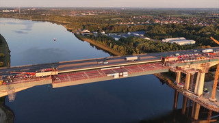 Brücke über Nord-Ostsee-Kanal: Brückenschluss in der Nacht