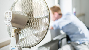Was tun bei Hitze im Büro? Arbeitsrecht und Pflichten