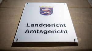 Prozess in Frankfurt: Lebenslang für Narkosearzt gefordert