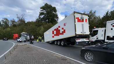 LKW verliert Anhänger in Langen