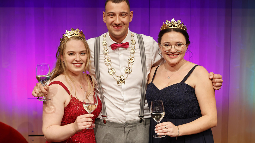 Levin McKenzie (M) ist neuer Weinkönig in Rheinhessen. Katja Klemmer (l) und Laura Schlösser (r) sind die neuen Weinprinzessinnen.