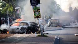 Anti-Einwanderungsproteste in Südafrika: Autos brennen, Läden werden geplündert