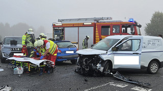 Fahrer in Wagen eingeschlossen: Schwerer Unfall in Baunatal