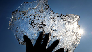 Bad Brückenau: Eisplatte fällt von LKW und schlägt in Auto ein