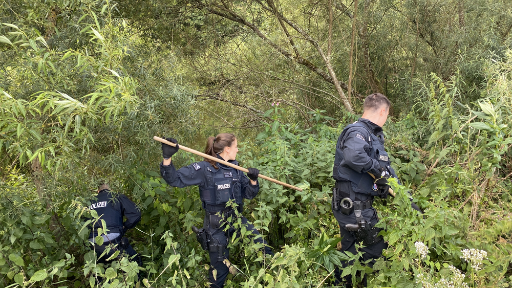 Polizisten durchkämmen das Waldstück bei Villmar