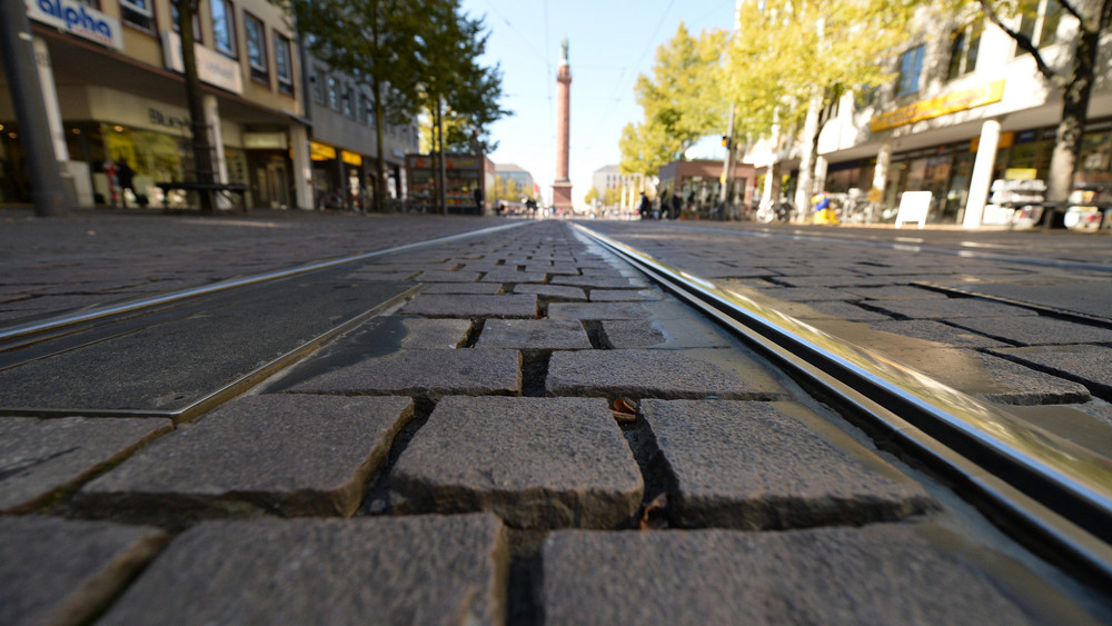 Auf der Rheinstraße in Darmstadt ist eine Frau von einer Straßenbahn erfasst und mehrere Meter mitgeschleift worden.