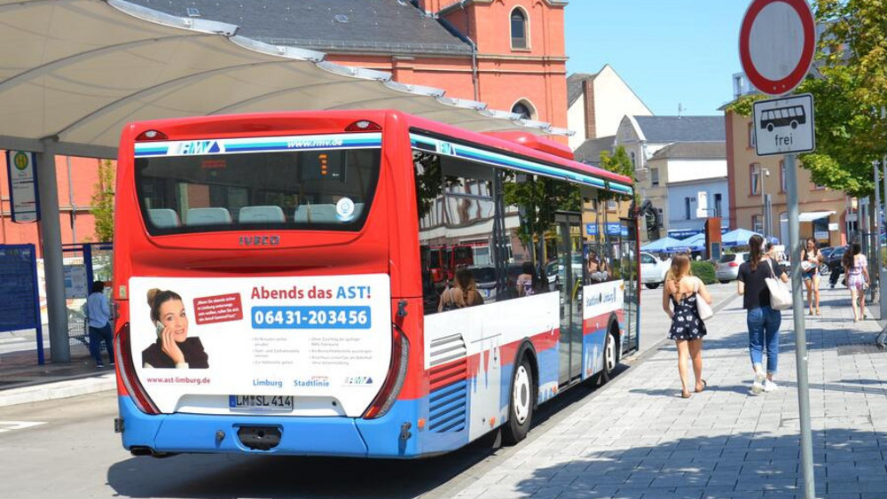 Ein Limburger Bus an einer Haltestelle. Ab Juli bedient die Stadtlinie auch die sieben Stadtteile und nicht mehr nur wie bislang die Kernstadt. Darüber freut sich Stadtrat Michael Stanke. 