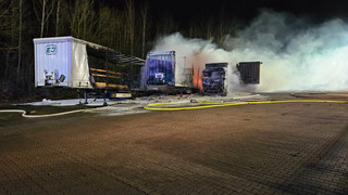 LKW und Auflieger brannten im Homberg (Efze): 350.000 Euro Schaden