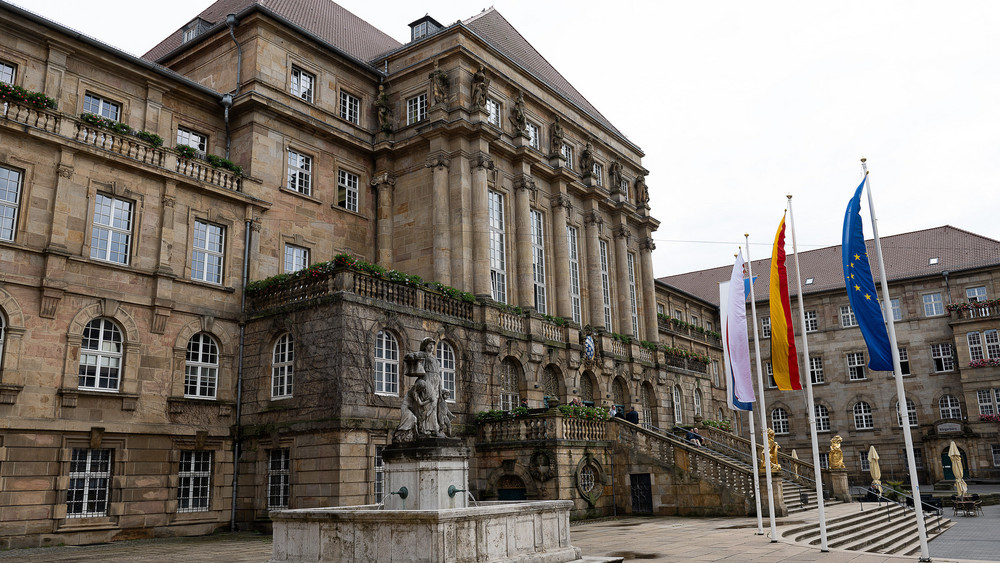 Der Mann betrat laut Polizei 16.20 Uhr mit einem Spielzeugrevolver den Sitzungssaal der Stadtverordnetenversammlung der Stadt Kassel (Archivbild).