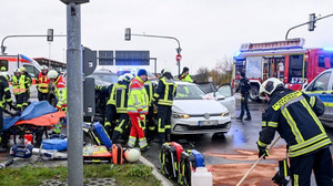 Heftiger Crash mit fünf Verletzten auf der Dipperzer Straße - Christoph 28 vor Ort