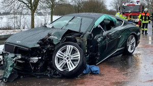 Glatteis-Crash: Bentley und Sprinter frontal zusammengestoßen - drei Verletzte