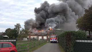 Dichte Rauchwolke trübt Himmel im Emsland - Lagerhalle brennt vollständig ab