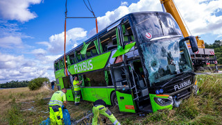 Nächtlicher Busunfall - viele Verletzte, unklare Ursache
