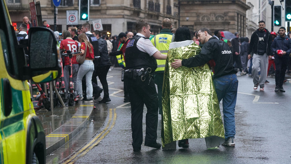Siegerparade in Liverpool - Auto fährt in Menschenmenge
