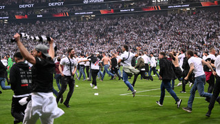 Nach Platzsturm: Geisterspiel auf Bewährung für Eintracht Frankfurt