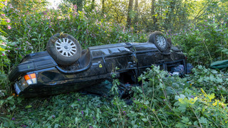 Auto überschlägt sich mehrfach bei Grebenhain - Fahrer schwer verletzt
