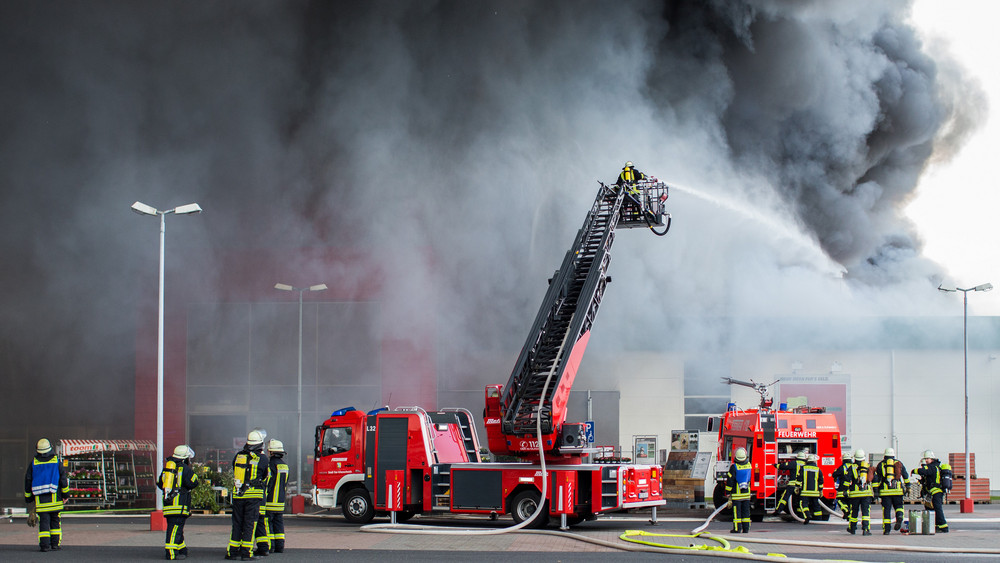 Am Montagmorgen hatte die Feuerwehr erneut einen Einsatz an einem Baumarkt in Bensheim (Kreis Bergstraße), denn es brannten mehrere Paletten. Da es bereits vergangene Woche dort gebrannt hat, ermittelt die Polizei nun wegen Brandstiftung und sucht nach möglichen Zeugen.