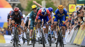 Deutschland-Tour in Kassel: Waerenskjold jubelt nach Zielsprint-Drama