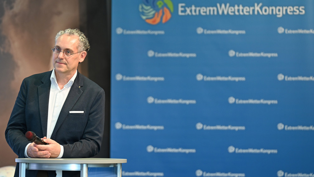 Frank Böttcher, Vorsitzender Deutsche Meteorologische Gesellschaft, steht auf dem 15. Extremwetterkongresses in der Universität Hamburg. 