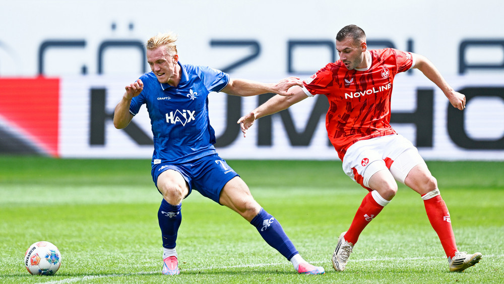 Trotz des Treffers von Isac Lidberg (l) kann Darmstadt in Kaiserslautern nicht gewinnen.