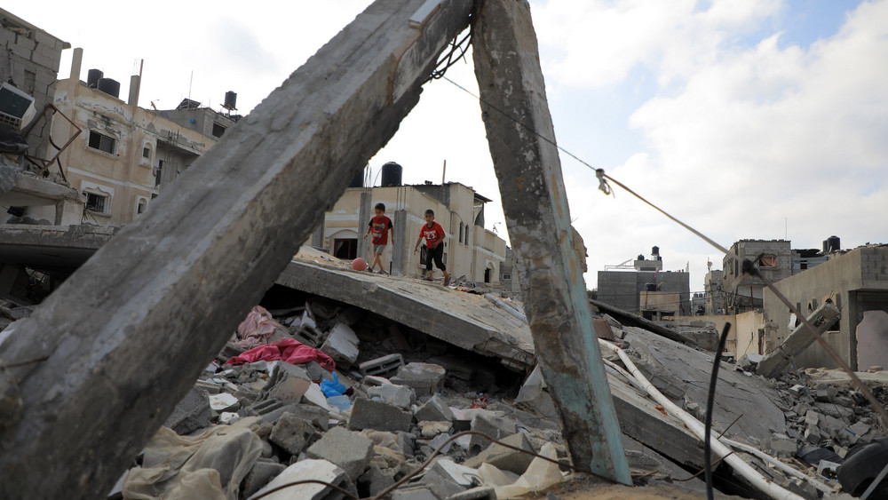 Kinder in Rafah spielen in Trümmern.