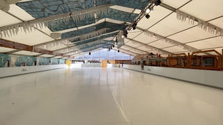 Eisbahn in Marburg: Schlittschuhlaufen auf synthetischem Eis