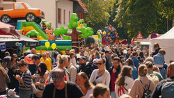 Hüpfspaß, Blaulicht und Bastelfieber: „Leo feiert!“ begeistert Kinder
