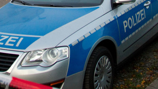 Unbekannte schlagen Scheiben ein: Hoher Sachschaden auf Auto-Parkplatz