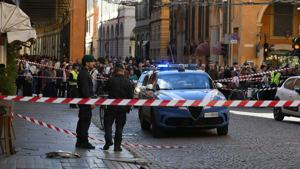 Auto fährt in Modena in Menschenmenge