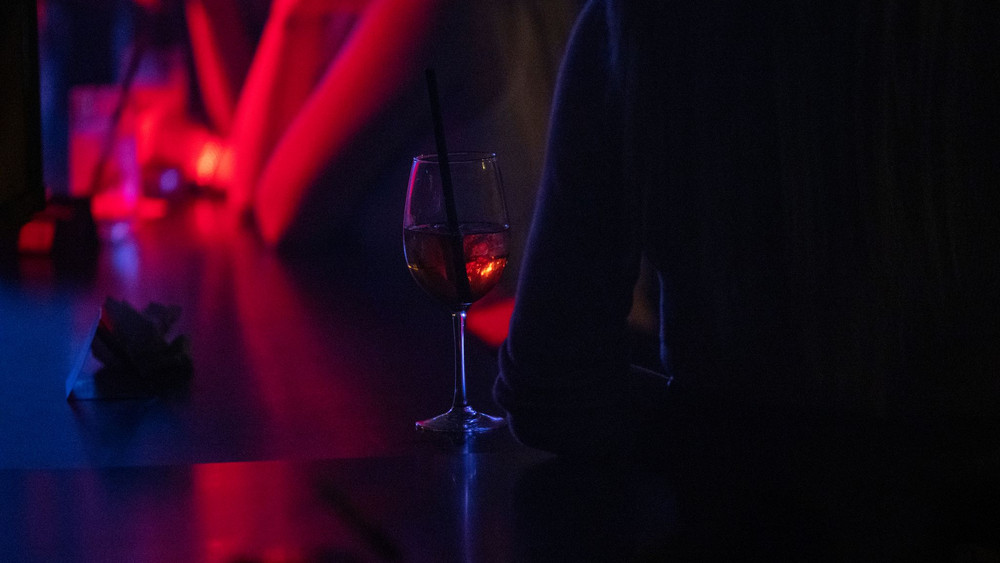 Menschen in einer Bar