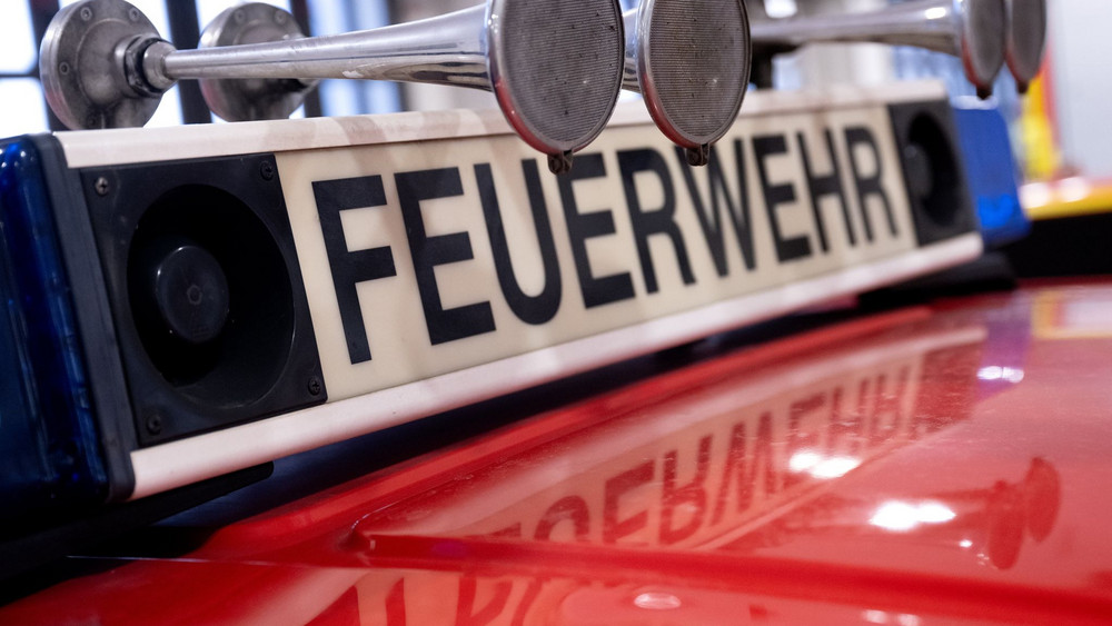 Ein Einsatzwagen der Feuerwehr steht in einer Halle